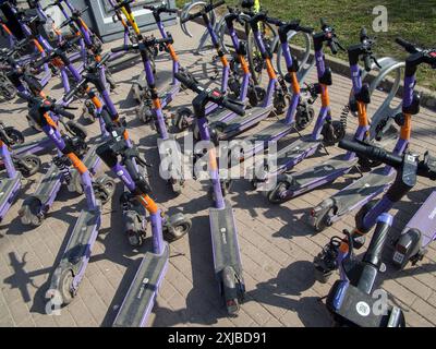 Moskau, Russland - 19. April 2023: Viele Elektroroller des Yurent Sharing Service in der Nähe der U-Bahn-Station Stockfoto