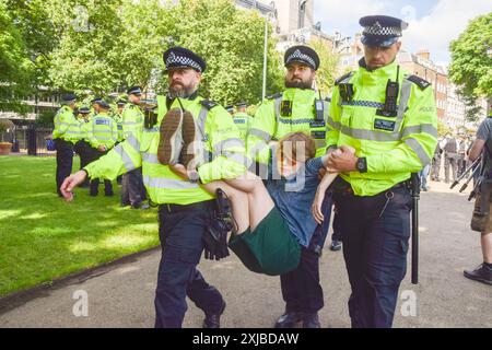 London, Großbritannien. Juli 2024. Polizeibeamte verhaften einen pro-palästinensischen Demonstranten aus der Gruppe Youth Demand vor der Parlamentseröffnung in London. Die Demonstranten versammelten sich in den Victoria Embankment Gardens und planten, die Eröffnung des Staates zu stören, so ihre Social-Media-Beiträge. Quelle: Vuk Valcic/Alamy Live News Stockfoto