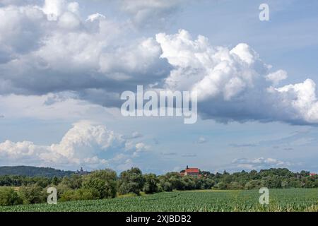 Ein Gewitter nähert sich oberhalb der Burg Marienburg und der Burg Poppenburg, Burgstemmen, Niedersachsen, Deutschland Stockfoto