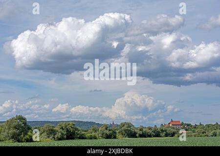 Ein Gewitter nähert sich oberhalb der Burg Marienburg und der Burg Poppenburg, Burgstemmen, Niedersachsen, Deutschland Stockfoto