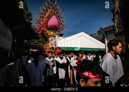 Bangkok, Bangkok, Thailand. Juli 2024. 17. Juli 2024, Bangkok, Thailand Schiiten Muslime nehmen am zehnten Tag der Ashura in der Phadungtham Islam Mosgue, Bangkok, Thailand, an einer religiösen Prozession Teil. Die Trauer um Muharram ist eine Reihe von Ritualen zur Erinnerung an das Martyrium des Propheten Mohammads Enkel Imam Hussain aus dem siebten Jahrhundert, der 680 n. Chr. in der Schlacht von Karbala im heutigen Irak getötet wurde. (Kreditbild: © Wissarut Weerasopon/ZUMA Press Wire) NUR REDAKTIONELLE VERWENDUNG! Nicht für kommerzielle ZWECKE! Stockfoto