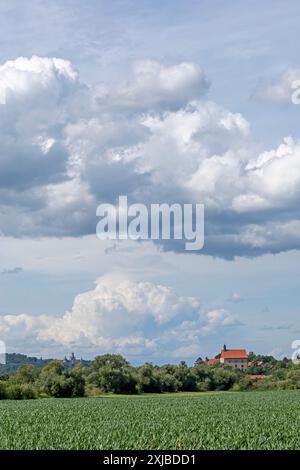 Ein Gewitter nähert sich oberhalb der Burg Marienburg und der Burg Poppenburg, Burgstemmen, Niedersachsen, Deutschland Stockfoto