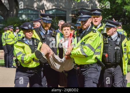 London, Großbritannien. Juli 2024. Polizeibeamte verhaften einen pro-palästinensischen Demonstranten aus der Gruppe Youth Demand vor der Parlamentseröffnung in London. Die Demonstranten versammelten sich in den Victoria Embankment Gardens und planten, die Eröffnung des Staates zu stören, so ihre Social-Media-Beiträge. Quelle: Vuk Valcic/Alamy Live News Stockfoto