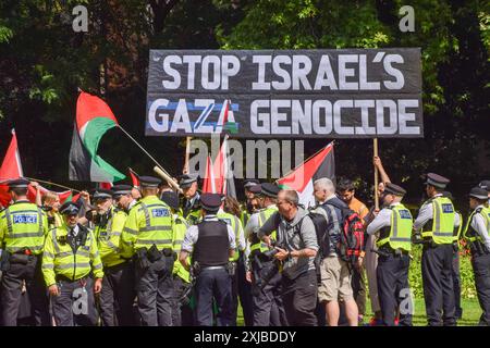 London, Großbritannien. Juli 2024. Polizeibeamte umzingeln palästinensische Demonstranten aus der Gruppe Youth Demand vor der Parlamentseröffnung in London. Die Demonstranten versammelten sich in den Victoria Embankment Gardens und planten, die Eröffnung des Staates zu stören, so ihre Social-Media-Beiträge. Quelle: Vuk Valcic/Alamy Live News Stockfoto