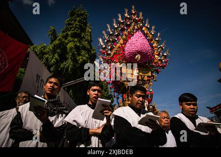 Bangkok, Bangkok, Thailand. Juli 2024. 17. Juli 2024, Bangkok, Thailand Schiiten Muslime nehmen am zehnten Tag der Ashura in der Phadungtham Islam Mosgue, Bangkok, Thailand, an einer religiösen Prozession Teil. Die Trauer um Muharram ist eine Reihe von Ritualen zur Erinnerung an das Martyrium des Propheten Mohammads Enkel Imam Hussain aus dem siebten Jahrhundert, der 680 n. Chr. in der Schlacht von Karbala im heutigen Irak getötet wurde. (Kreditbild: © Wissarut Weerasopon/ZUMA Press Wire) NUR REDAKTIONELLE VERWENDUNG! Nicht für kommerzielle ZWECKE! Stockfoto