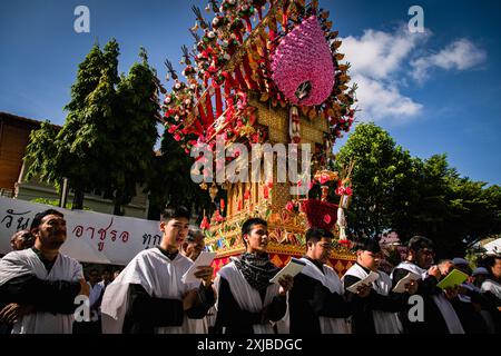 Bangkok, Bangkok, Thailand. Juli 2024. 17. Juli 2024, Bangkok, Thailand Schiiten Muslime nehmen am zehnten Tag der Ashura in der Phadungtham Islam Mosgue, Bangkok, Thailand, an einer religiösen Prozession Teil. Die Trauer um Muharram ist eine Reihe von Ritualen zur Erinnerung an das Martyrium des Propheten Mohammads Enkel Imam Hussain aus dem siebten Jahrhundert, der 680 n. Chr. in der Schlacht von Karbala im heutigen Irak getötet wurde. (Kreditbild: © Wissarut Weerasopon/ZUMA Press Wire) NUR REDAKTIONELLE VERWENDUNG! Nicht für kommerzielle ZWECKE! Stockfoto