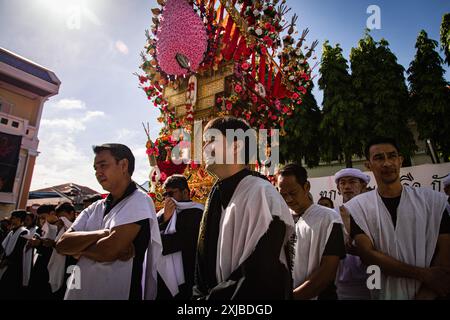 Bangkok, Bangkok, Thailand. Juli 2024. 17. Juli 2024, Bangkok, Thailand Schiiten Muslime nehmen am zehnten Tag der Ashura in der Phadungtham Islam Mosgue, Bangkok, Thailand, an einer religiösen Prozession Teil. Die Trauer um Muharram ist eine Reihe von Ritualen zur Erinnerung an das Martyrium des Propheten Mohammads Enkel Imam Hussain aus dem siebten Jahrhundert, der 680 n. Chr. in der Schlacht von Karbala im heutigen Irak getötet wurde. (Kreditbild: © Wissarut Weerasopon/ZUMA Press Wire) NUR REDAKTIONELLE VERWENDUNG! Nicht für kommerzielle ZWECKE! Stockfoto