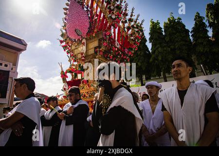 Bangkok, Bangkok, Thailand. Juli 2024. 17. Juli 2024, Bangkok, Thailand Schiiten Muslime nehmen am zehnten Tag der Ashura in der Phadungtham Islam Mosgue, Bangkok, Thailand, an einer religiösen Prozession Teil. Die Trauer um Muharram ist eine Reihe von Ritualen zur Erinnerung an das Martyrium des Propheten Mohammads Enkel Imam Hussain aus dem siebten Jahrhundert, der 680 n. Chr. in der Schlacht von Karbala im heutigen Irak getötet wurde. (Kreditbild: © Wissarut Weerasopon/ZUMA Press Wire) NUR REDAKTIONELLE VERWENDUNG! Nicht für kommerzielle ZWECKE! Stockfoto