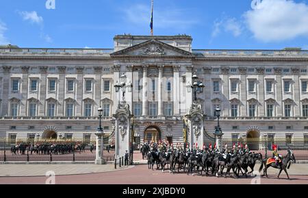 London, Großbritannien. Juli 2024. Die Blues and Royals of the Household Cavalry verlassen den Buckingham Palace während der Pagentry-Eröffnung des Parlaments in London. Quelle: LFP/Alamy Live News Stockfoto