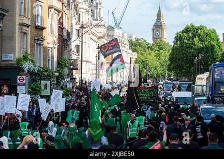 London, Großbritannien. 17. Juli 2024. Der marsch tritt in Whitehall ein, während Zehntausende britische Muslime an dem Martyrium Hussains, Enkel des Propheten Mohammed, an dem zehnten Tag auf Arabisch, erinnern. Dieses friedliche Ereignis wird weltweit jährlich gefeiert, bei dem Menschen in Erinnerung gehen. In der Hauptstadt führte der Weg von Marble Arch nach Whitehall. Quelle: Stephen Chung / Alamy Live News Stockfoto