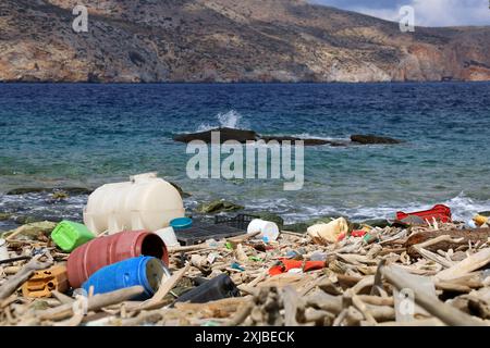 Nahaufnahme von Plastikmüll zwischen Treibholz an der Südküste Kretas ist die Verschmutzung des Mittelmeers mit Kunststoffabfällen ein großes Problem Stockfoto