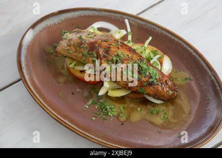 Gegrillter Makrelenfisch auf frischem Gemüse mit Olivenöl Stockfoto