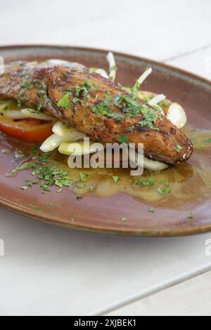 Gegrillter Makrelenfisch auf frischem Gemüse mit Olivenöl Stockfoto