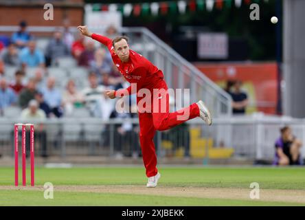 17. Juli 2024; Emirates Old Trafford Cricket Ground, Manchester, England; Vitality Blast T20 League Cricket, Lancashire Lightning gegen Nottinghamshire Outlaws; Tom Hartley von Lancashire Lightning Bowling Stockfoto