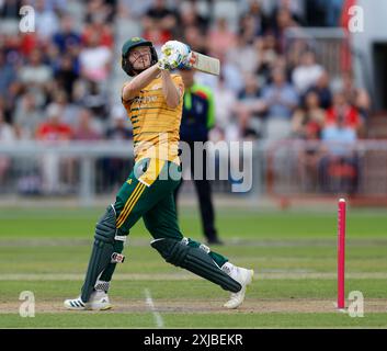 17. Juli 2024; Emirates Old Trafford Cricket Ground, Manchester, England; Vitality Blast T20 League Cricket, Lancashire Lightning gegen Nottinghamshire Outlaws; Lydon James von Nottingham Outlaws Pull Shot Stockfoto