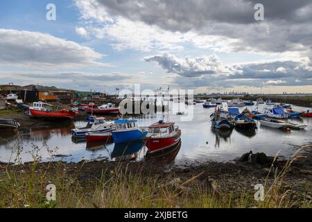 Eine allgemeine Ansicht von Paddy's Hole am South Gare, Redcar, North Yorkshire in England. Ein Einlass des River Tees, der eine sichere Zuflucht für kleine Boote und Fischerboote bietet, wurde Paddy's Hole nach den irischen Schiffen benannt, die beim Wellenbrecher an der Mündung des Flusses geholfen haben. Mittwoch, 17. Juli 2024. (Foto: Mark Fletcher | MI News) Credit: MI News & Sport /Alamy Live News Stockfoto