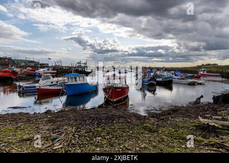 Eine allgemeine Ansicht von Paddy's Hole am South Gare, Redcar, North Yorkshire in England. Ein Einlass des River Tees, der eine sichere Zuflucht für kleine Boote und Fischerboote bietet, wurde Paddy's Hole nach den irischen Schiffen benannt, die beim Wellenbrecher an der Mündung des Flusses geholfen haben. Mittwoch, 17. Juli 2024. (Foto: Mark Fletcher | MI News) Credit: MI News & Sport /Alamy Live News Stockfoto