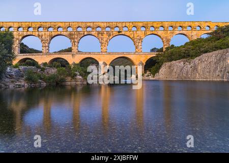 Ein Frühsommermorgen vor Sonnenaufgang in Pont du Gard, einem römischen Aquädukt über dem Fluss Gardon. Das Gebäude befindet sich in der Nähe der Stadt Vers-Pont-du Stockfoto