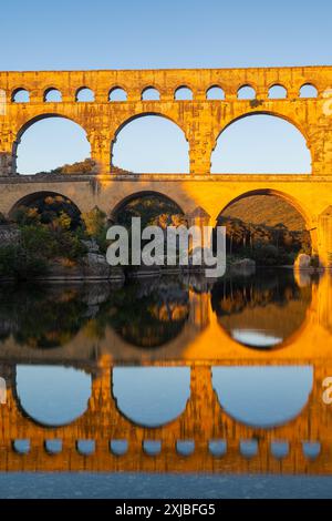 Sonnenaufgang am Pont du Gard, einem römischen Aquädukt über dem Gardon River, der später zu einer Brücke ausgebaut wurde. Das Gebäude befindet sich in der Nähe der Stadt Ver Stockfoto