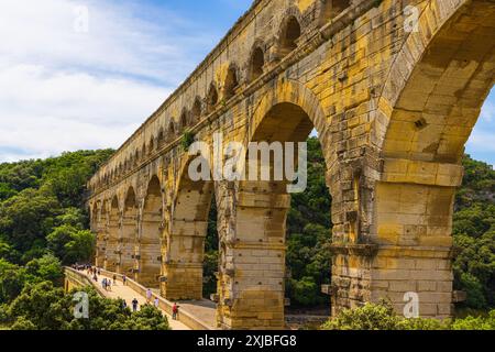 Sonnenaufgang am Pont du Gard, einem römischen Aquädukt über dem Gardon River, der später zu einer Brücke ausgebaut wurde. Das Gebäude befindet sich in der Nähe der Stadt Ver Stockfoto