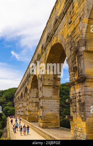 Sonnenaufgang am Pont du Gard, einem römischen Aquädukt über dem Gardon River, der später zu einer Brücke ausgebaut wurde. Das Gebäude befindet sich in der Nähe der Stadt Ver Stockfoto