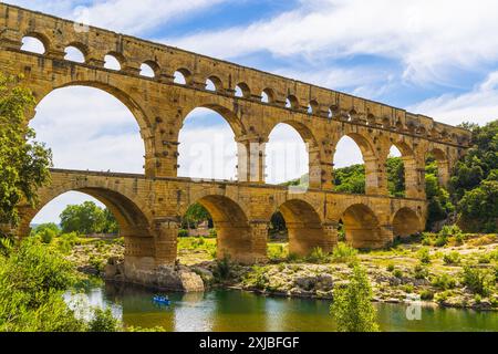 Sonnenaufgang am Pont du Gard, einem römischen Aquädukt über dem Gardon River, der später zu einer Brücke ausgebaut wurde. Das Gebäude befindet sich in der Nähe der Stadt Ver Stockfoto