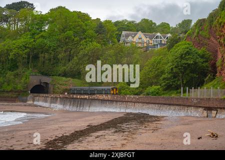 Zug auf der Bahnstrecke zwischen Dawlish und Teignmouth Devon Stockfoto