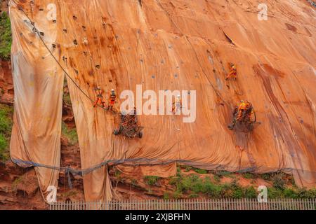Die Bahnstrecke zwischen Dawlish und Teignmouth Devon und die Stabilisierung der Sandsteinklippen Stockfoto