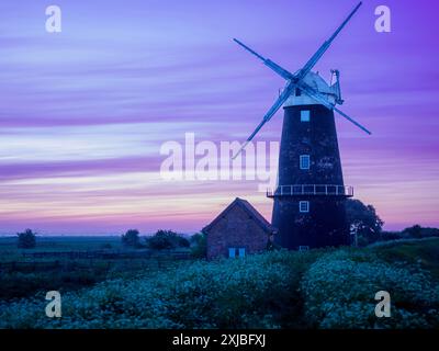 Magentafarbener Himmel in Berney Arms Mill am Fluss Yare auf Norfolk Broads Stockfoto