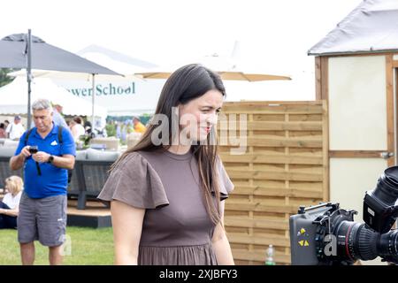 Frances Tophill bei der RHS Tatton Flower Show in Knutsford, Cheshire, Großbritannien am 17. Juli 2024 Dreharbeiten für Gardeners World Credit A. E. Mitchell / Alamy News Stockfoto