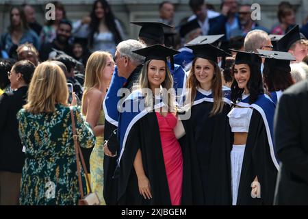 London, Großbritannien. Juli 2024. Universitätsabsolventen feiern am 19. Juli 2024 im Zentrum von London, England. (Foto: Dominika Zarzycka/SIPA USA) Credit: SIPA USA/Alamy Live News Stockfoto