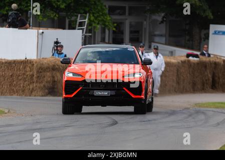 2024 Lamborghini Urus SE Hybridfahrzeug, das beim Goodwood Festival of Speed 2024 in West Sussex, Großbritannien, auf der Bergsteigerstrecke fährt Stockfoto