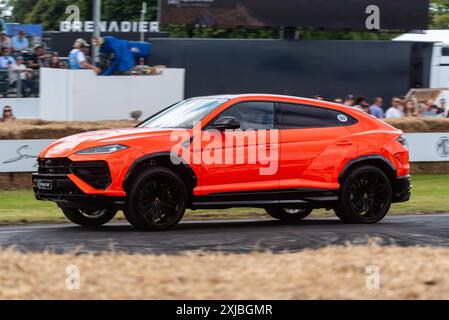 2024 Lamborghini Urus SE Hybridfahrzeug, das beim Goodwood Festival of Speed 2024 in West Sussex, Großbritannien, auf der Bergsteigerstrecke fährt Stockfoto