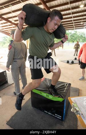 Florence Texas USA, 23. April 2024: Der Staatspolitiker des Texas Department of Public Safety hebt einen gewichteten Rücken und macht im Rahmen des 12. Jährlichen Top-Trooper-Wettbewerbs einen großen Schritt nach oben. DPS-Offiziere traten in den Bereichen Konditionierung, Schießen, Ausdauer und Fahrverhalten an. Insgesamt nahmen 120 Soldaten an den Rennen Teil und die beiden Gewinner erhielten neue Patrouillenfahrzeuge. ©Bob Daemmrich Stockfoto