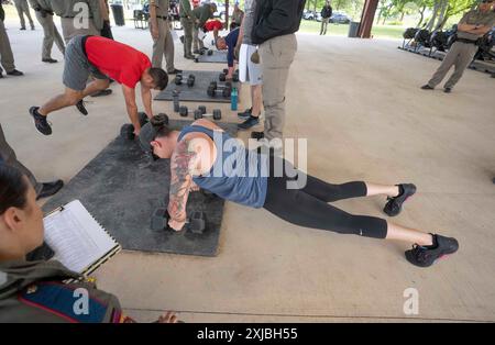 Florence Texas USA, 23. April 2024: Weibliche Truppe des Texas Department of Public Safety hebt Gewichte im Rahmen des 12. Jährlichen Top Trooper Competition. DPS-Offiziere traten in den Bereichen Konditionierung, Schießen, Ausdauer und Fahrverhalten an. Insgesamt nahmen 120 Soldaten an den Rennen Teil und die beiden Gewinner erhielten neue Patrouillenfahrzeuge. ©Bob Daemmrich Stockfoto