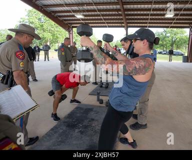 Florence Texas USA, 23. April 2024: Weibliche Truppe des Texas Department of Public Safety hebt Gewichte im Rahmen des 12. Jährlichen Top Trooper Competition. DPS-Offiziere traten in den Bereichen Konditionierung, Schießen, Ausdauer und Fahrverhalten an. Insgesamt nahmen 120 Soldaten an den Rennen Teil und die beiden Gewinner erhielten neue Patrouillenfahrzeuge. ©Bob Daemmrich Stockfoto