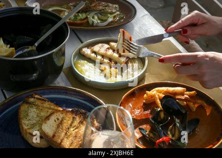 Verschiedene mediterrane Gerichte werden auf dem Restauranttisch serviert Stockfoto