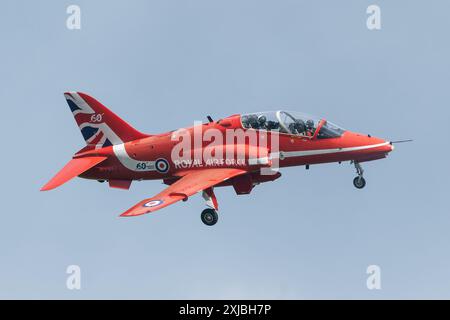 Cirencester, Großbritannien. Juli 2024. Das Royal Air Force Aerobatic Team „The Red Arrows“ trifft am 17. Juli 2024 während des Royal International Air Tattoo Arrivals Day in der RAF Fairford, Cirencester, Großbritannien, am 17. Juli 2024 (Foto: Cody Froggatt/News Images) in Cirencester, Großbritannien, 2024 ein. (Foto: Cody Froggatt/News Images/SIPA USA) Credit: SIPA USA/Alamy Live News Stockfoto