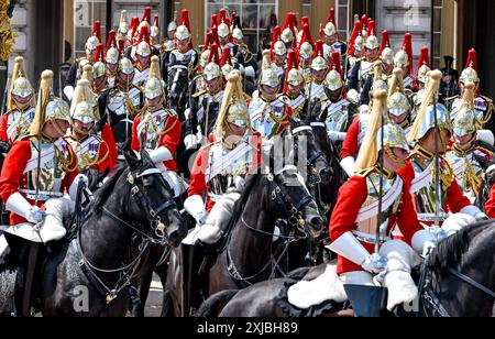 London, Großbritannien. Juli 2024. Die Household Cavalry verlassen den Buckingham Palace, als König Karl III. Und Königin Camilla nach der Eröffnung des Parlaments durch den britischen Staat in London, Großbritannien, in den Buckingham Palace zurückkehren. Quelle: LFP/Alamy Live News Stockfoto