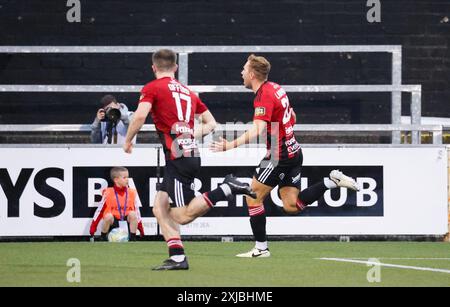 Seaview Stadium, Belfast, Nordirland, Großbritannien. Juli 2024. Qualifikationsrunde 1 der UEFA Europa Conference League (zweites Leg) – Crusaders gegen Caernarfon Town. Action vom heutigen Spiel im Seaview. (Kreuzritter in Rot). Daniel Larmour (20) zieht ein zweites Tor für Crusaders zurück. Quelle: CAZIMB/Alamy Live News. Stockfoto