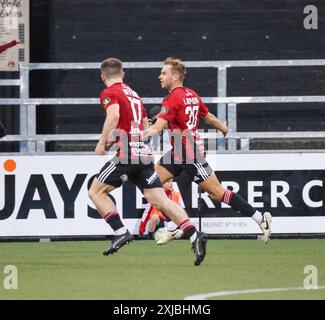 Seaview Stadium, Belfast, Nordirland, Großbritannien. Juli 2024. Qualifikationsrunde 1 der UEFA Europa Conference League (zweites Leg) – Crusaders gegen Caernarfon Town. Action vom heutigen Spiel im Seaview. (Kreuzritter in Rot). Daniel Larmour (20) zieht ein zweites Tor für Crusaders zurück. Quelle: CAZIMB/Alamy Live News. Stockfoto