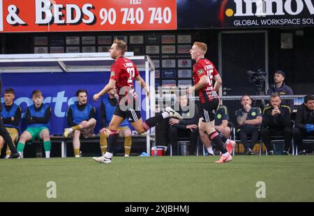 Seaview Stadium, Belfast, Nordirland, Großbritannien. Juli 2024. Qualifikationsrunde 1 der UEFA Europa Conference League (zweites Leg) – Crusaders gegen Caernarfon Town. Action vom heutigen Spiel im Seaview. (Kreuzritter in Rot). Daniel Larmour (20) zieht ein zweites Tor für Crusaders zurück. Quelle: CAZIMB/Alamy Live News. Stockfoto