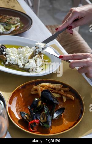 Verschiedene mediterrane Gerichte werden auf dem Restauranttisch serviert Stockfoto