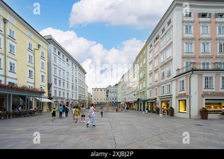 Salzburg, Österreich. 30. Juni 2024. Panoramablick auf den Alten Markt im Stadtzentrum Stockfoto