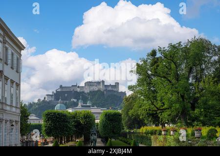 Salzburg, Österreich. 30. Juni 2024. Panoramablick auf den Mirabell-Garten im Stadtzentrum Stockfoto