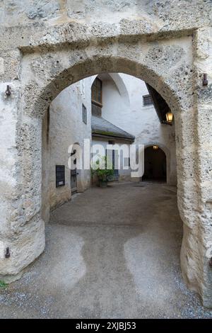 Salzburg, Österreich. Juli 2024. Blick auf den Innenhof des Schlosses im historischen Zentrum der Stadt Stockfoto