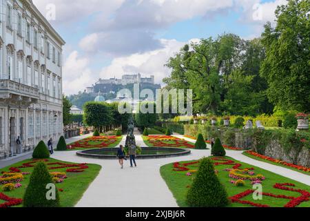 Salzburg, Österreich. 30. Juni 2024. Panoramablick auf den Mirabell-Garten im Stadtzentrum Stockfoto