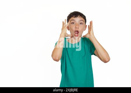 Vorpubertärer Junge auf weißem Hintergrund mit einer Geste großer Überraschung und Emotionen Stockfoto