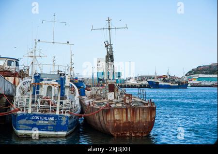 Alte und verrostete Boote legten im Hafen von Hout Bay in Kapstadt, Südafrika an Stockfoto