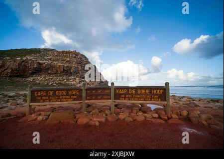 Hinweis auf das Kap der Guten Hoffnung an der Südspitze der Kap-Halbinsel, Südafrika. Blauer Himmel mit weißen Wolken, Cape Point, Kapstadt Stockfoto